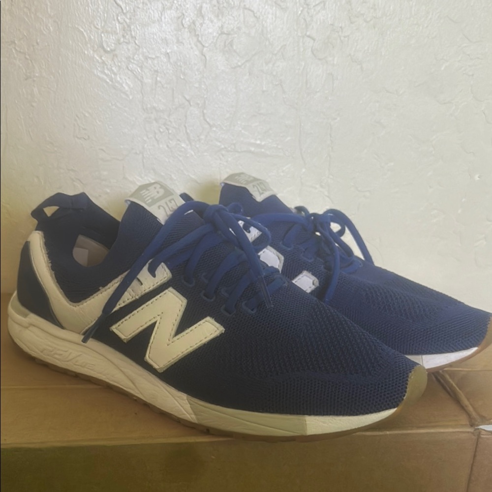 New Balance Blue and White Sneakers Modern Athletic Design